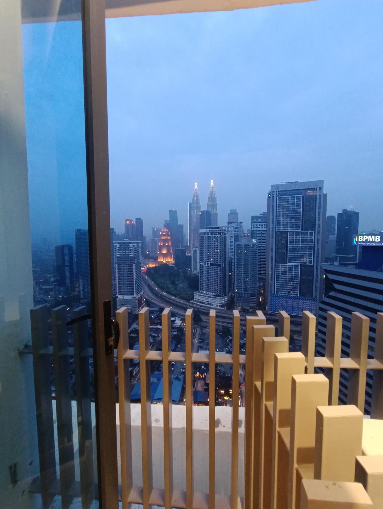 Cl 27A Insta Klcc View & Infinity Pool View Apartment Kuala Lumpur Luaran gambar