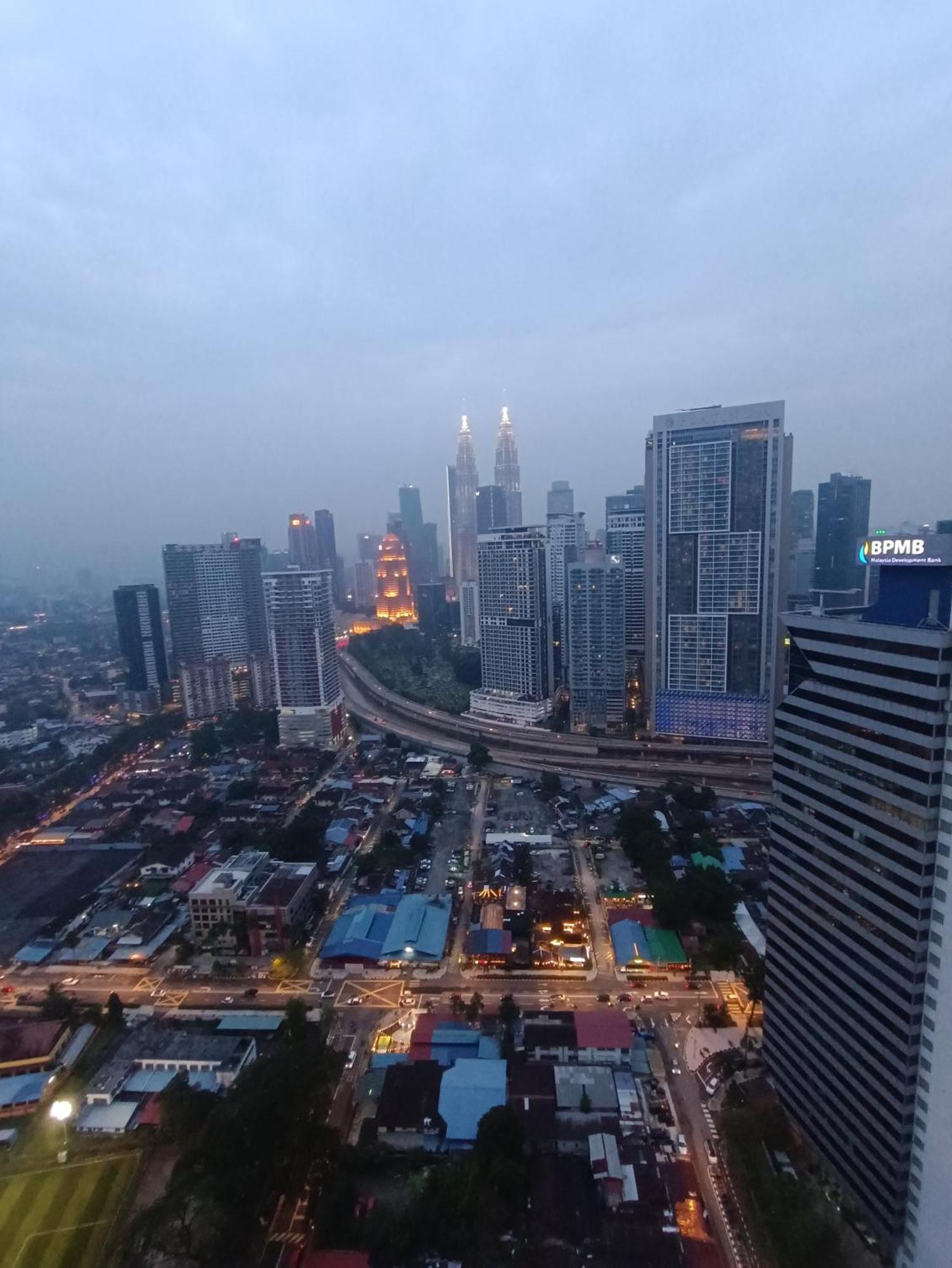 Cl 27A Insta Klcc View & Infinity Pool View Apartment Kuala Lumpur Luaran gambar